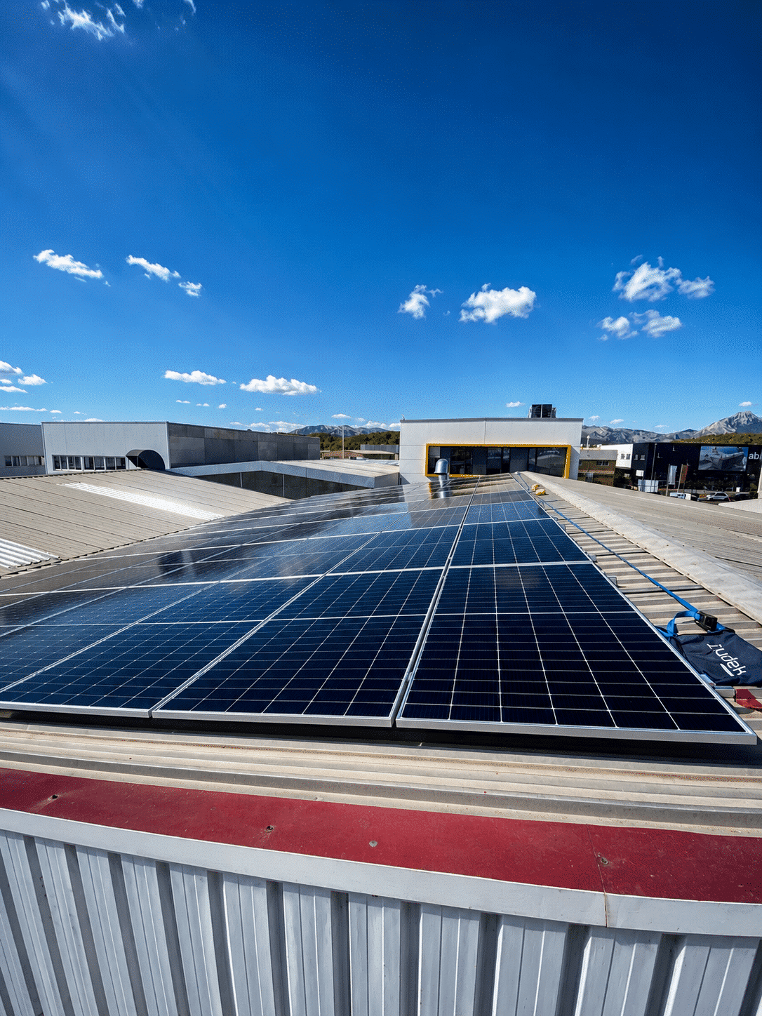 Instalación de paneles solares fotovoltaicos en la sede de Private Dining Mallorca